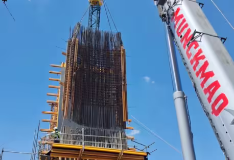 Içamento seguro de cargas pesadas com guindaste Munckmaq em obra vertical em Campinas